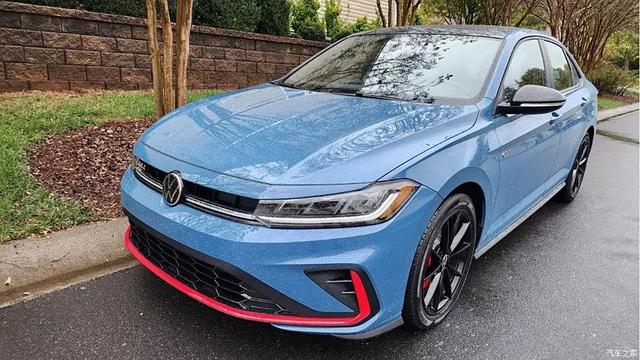 Jetta 比老车型便宜！蜂窝格栅、18英寸大轮圈，大众能延续神话吗