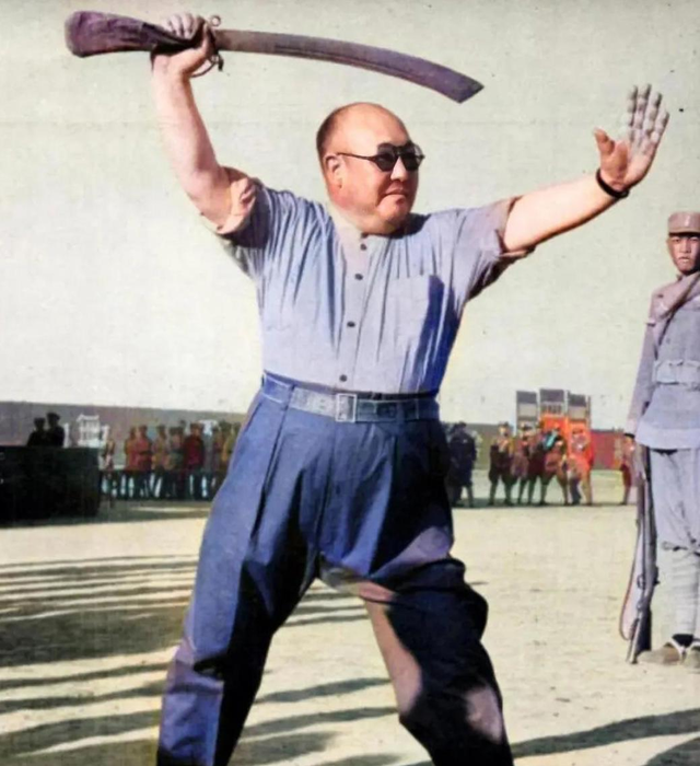 60年代，马鸿逵与重孙女马爱玲留影，曾作恶多端，晚年过得如何