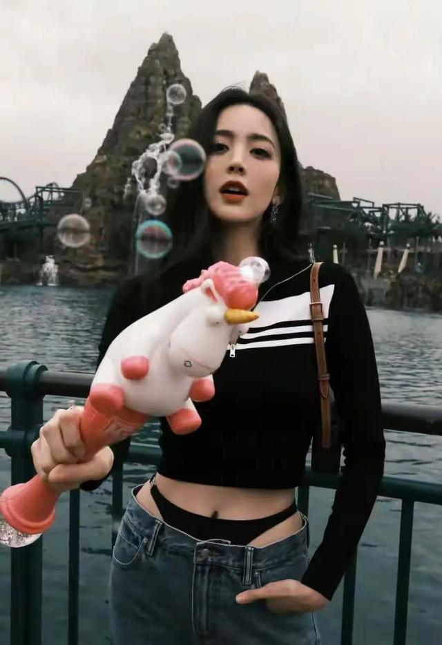 娜扎丁字裤外露，还怒怼网友管得宽，是“荡妇”，还是另有缘由？