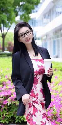 雅茹(模特美女雅茹，粉红长裙的优雅风情写真)