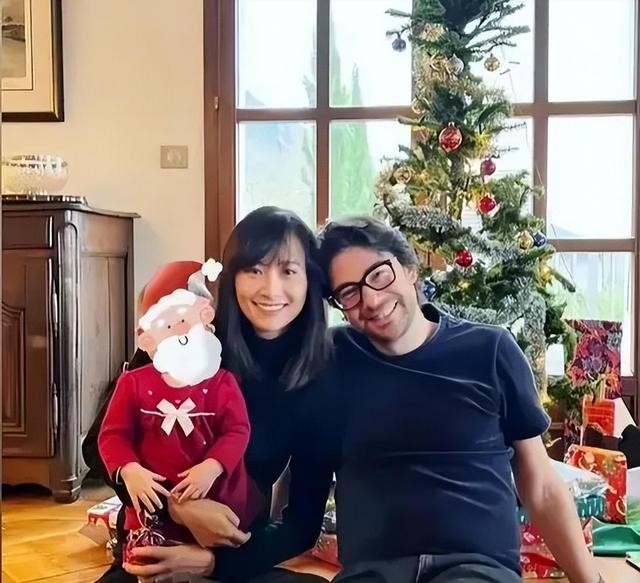 因生不出孩子被踢出豪门，二婚后却儿女双全，这次她终于扬眉吐气