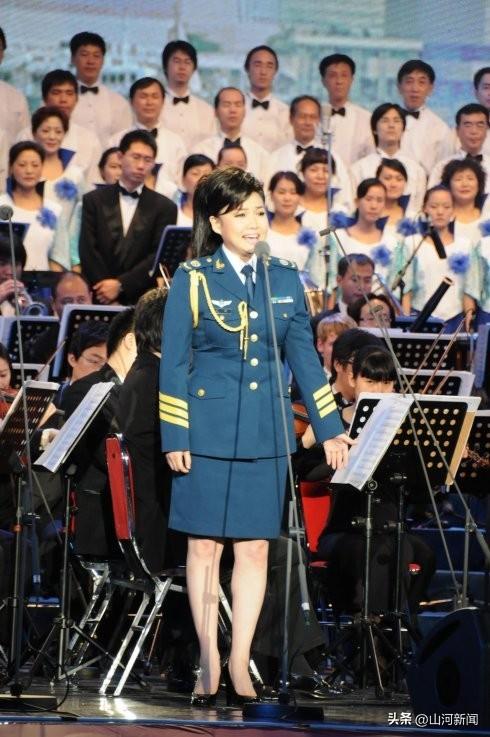 她是军旅歌唱家，身材丰满被称“中年杀手”，今转身成北电教授！