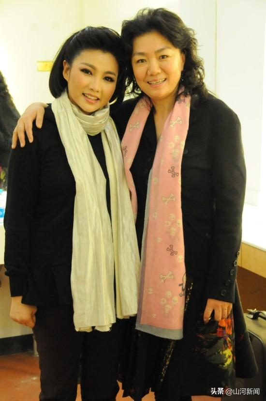 她是军旅歌唱家，身材丰满被称“中年杀手”，今转身成北电教授！