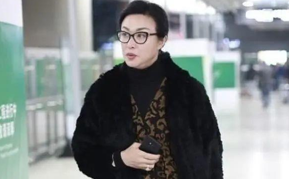 52岁金星重回男儿本色，全身男装素颜走街，网友感慨：太飒了