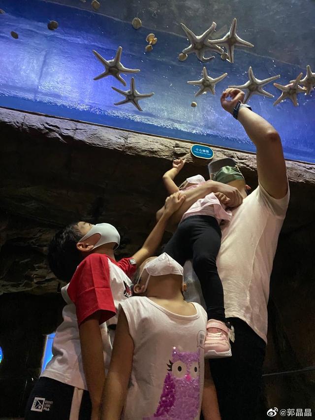 霍启刚罕晒8岁儿子正脸，五官秀气脸型标致，长相帅气随了爸