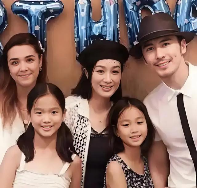 钟丽缇被骂“风流”20年,三婚两离嫁小12岁老公,她真的做错了吗