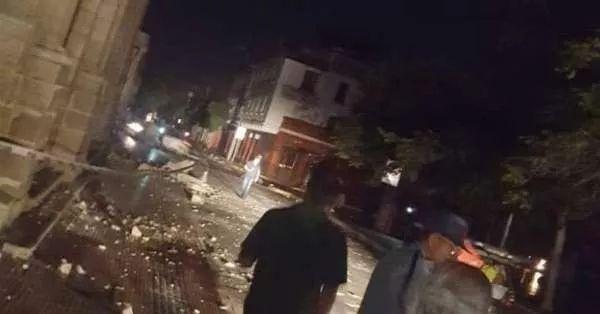 1个弹孔，见证了一段历史；400件雨衣，映衬出城市温情