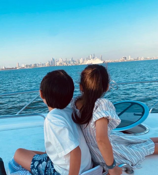 周杰伦疑戴假发露面，颜值回春瘦了一圈，昆凌小腹微凸像怀孕