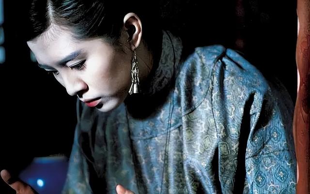 1990年，王祖贤与单立文上演大尺度对手戏，因太吓人被禁映