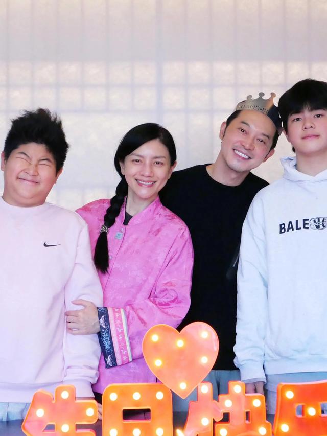 胡可晒全家福为沙溢庆生，47岁沙溢瘦下来变好嫩，俩儿子高大帅气