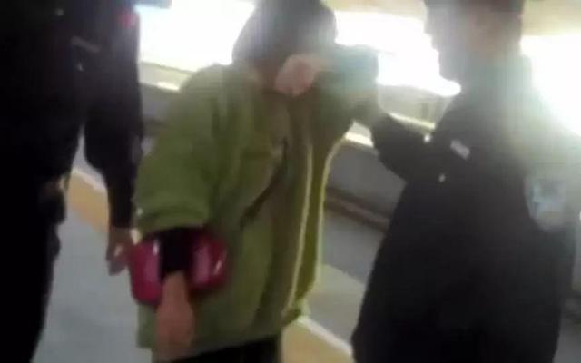 “千万别死！”小伙发病心脏骤停，女孩抢救病人哭成泪人