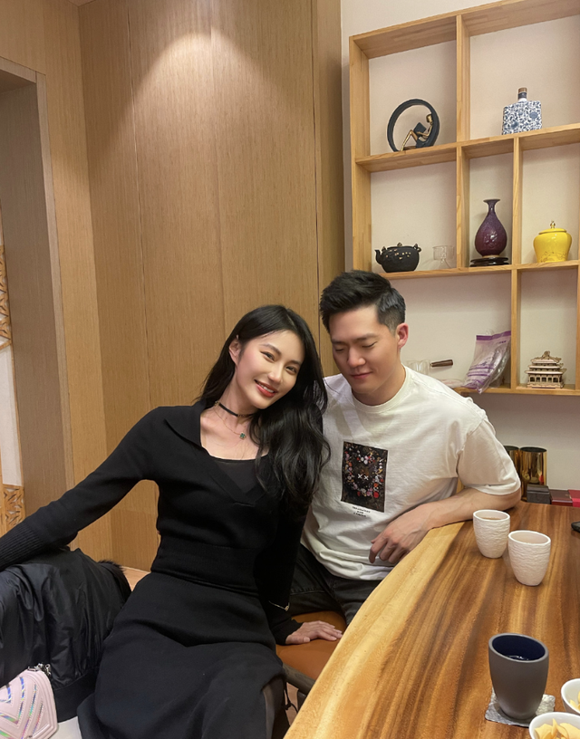 孟子义约会男嘉宾官宣恋情，王厚杰大方晒合影，女友颜值气质出众