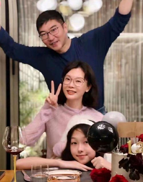 44岁陈数与老公为干女儿庆生，罕秀恩爱力破婚变，为继子选择丁克