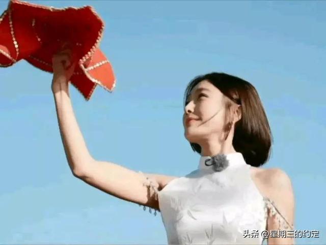 45岁秦岚后台打麻将被偷拍，穿抹胸裙大秀身材，傲人上围不减当年