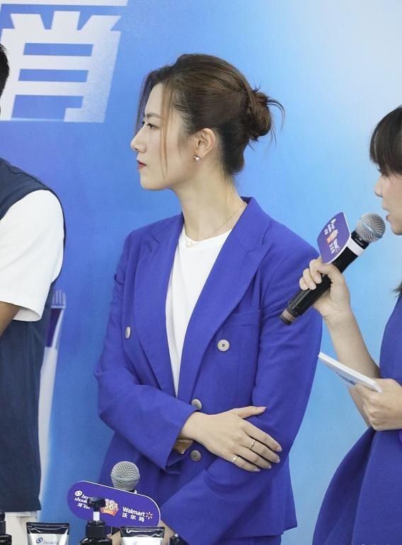 大满贯同框！丁宁变美艳女白领五官好精致，181张继科爱穿内增高