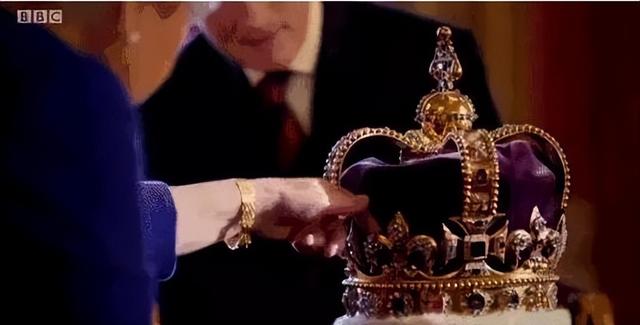 别低头，王冠会掉！18年女王吐槽1.28公斤的帝国王冠：会压断脖子