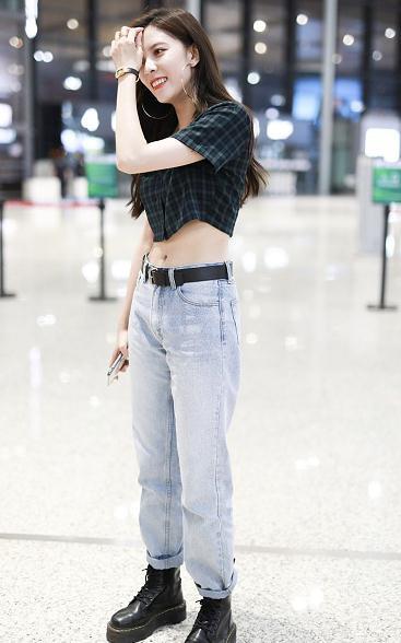 宋妍霏越来越潮!穿露脐装配牛仔裤,简直时髦到飞起