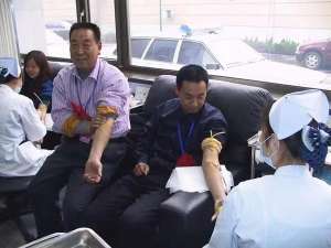 生死速递(全城紧急征集“熊猫血”洛阳父子“熊猫侠”上演“生死速递”)