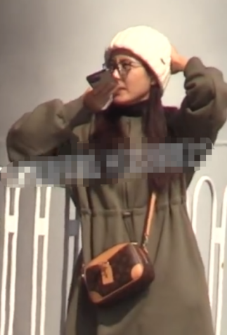 44岁曾黎穿超短衣太性感，罕露美背玉肌，与体型肥大男子亲密喂食