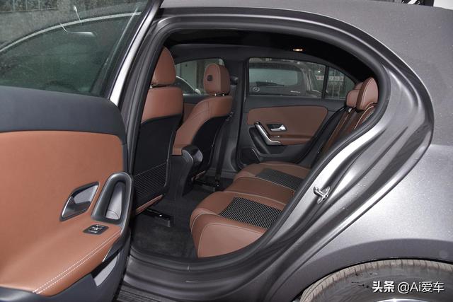 小排量增压油耗5.6L，进口奔驰家用车，低价入门，带你看奔驰A级