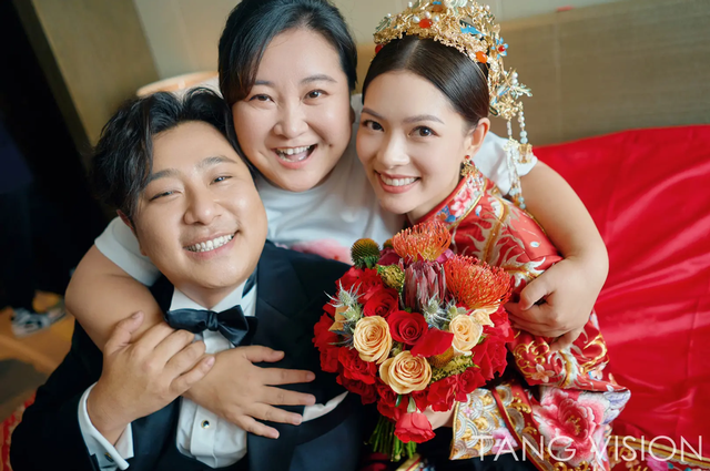 喜剧演员张泰维大婚！老板贾玲亲自到场证婚，泪洒台上送新人祝福