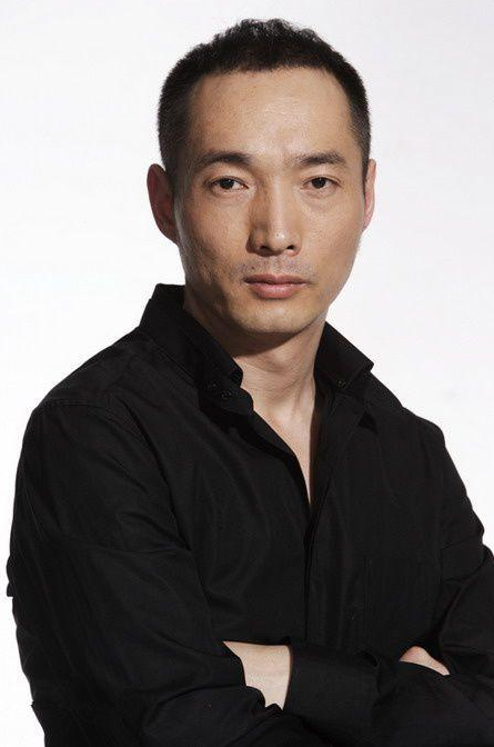 他是曾黎前男友,被韩国美女倒追,从机修工到影帝的他有何魅力?