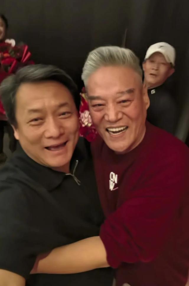 巍子庆祝70大寿，郭靖宇和杨志刚兄弟现身，巍子儿子低调亮相！