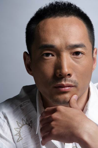 他是曾黎前男友,被韩国美女倒追,从机修工到影帝的他有何魅力?