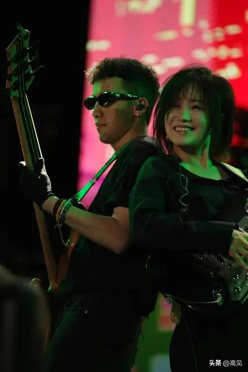 4登春晚，被恩师欺骗流产，暗讽刀郞，56岁斯琴格日乐怎么样了？