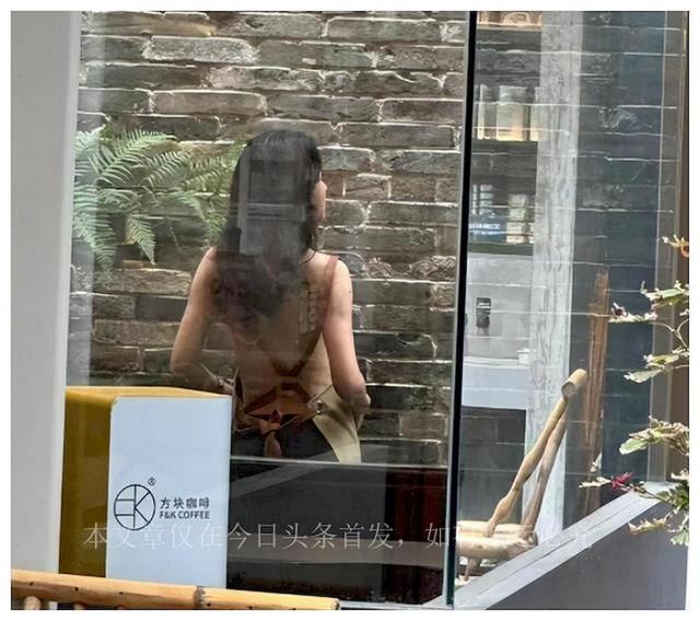 模特走秀？真空全裸上阵！广州一咖啡店员工只穿安全裤上班？