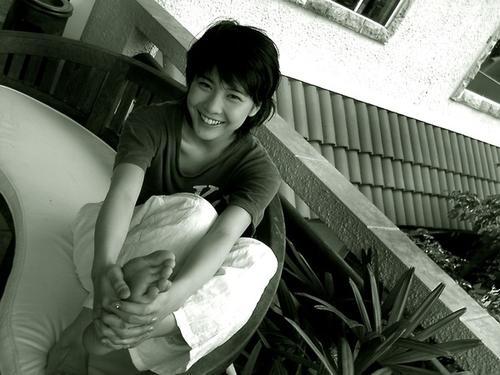 她拥有最治愈笑容却治愈不了自己,日著名女星被发现在衣帽间自缢