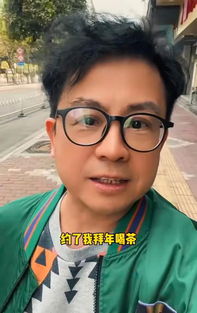 周星驰“御用闲人”近况曝光!满头白发面色暗淡,网友直呼认不出