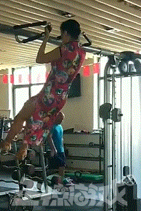 正惊GIF：健身房惊现长腿旗袍美女，力量比汉子还猛，惊呆围观路人