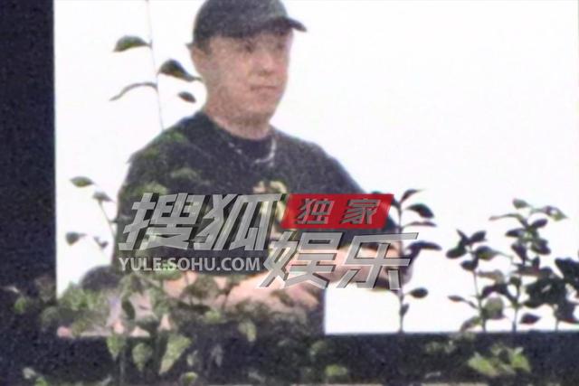 黄渤现身工作室忙碌 身穿短袖特别有活力