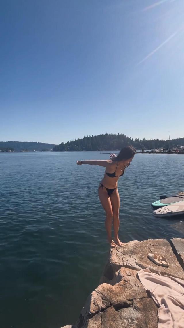 苗侨伟女儿曝泳装照！33岁苗彤小麦肌肤身材火辣，美貌遗传戚美珍