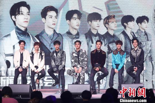 中国男子演唱组合威神V全体成员携《Take Off》帅气亮相南京