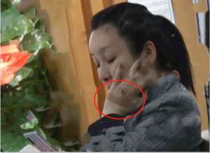 秦海璐有孩子吗(秦海璐41岁高龄拼二胎？与大7岁老公现身医院，小腹隆起疑有身孕)