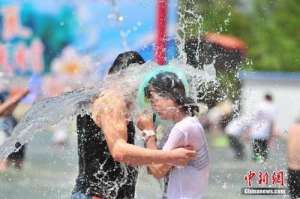 湿身(中国游客助阵老挝泼水节 上演“湿身”大战)