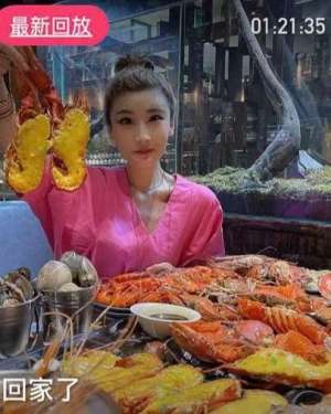 吃撑大肚子视频(网红直播吃五小时，肚子撑到像怀孕数月，疑因催吐造成嘴角发烂？)