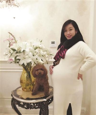 秦海璐41岁高龄拼二胎?与大7岁老公现身医院,小腹隆起疑有身孕