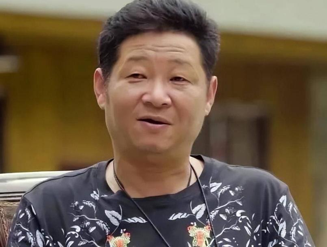 55岁赵亮现状:带模特老婆深山养鸡16年,俩儿子像谁一目了然