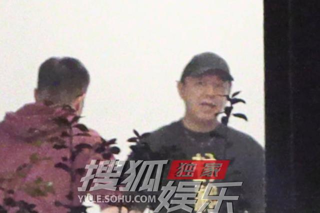 黄渤现身工作室忙碌 身穿短袖特别有活力