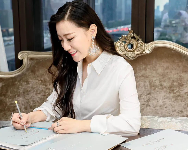 12次登上春晚，6次献唱奥运，嫁给院士邓中翰的谭晶如今怎样了？