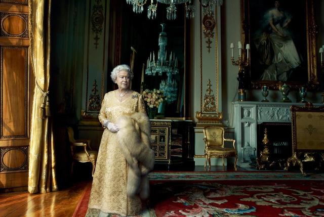 别低头，王冠会掉！18年女王吐槽1.28公斤的帝国王冠：会压断脖子