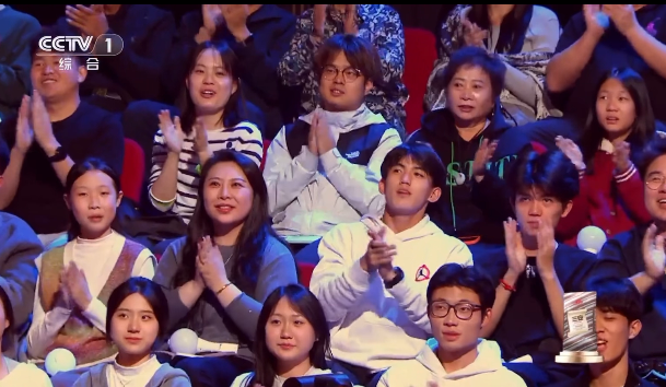 乌兰图雅一首《套马杆》点燃星光大道舞台