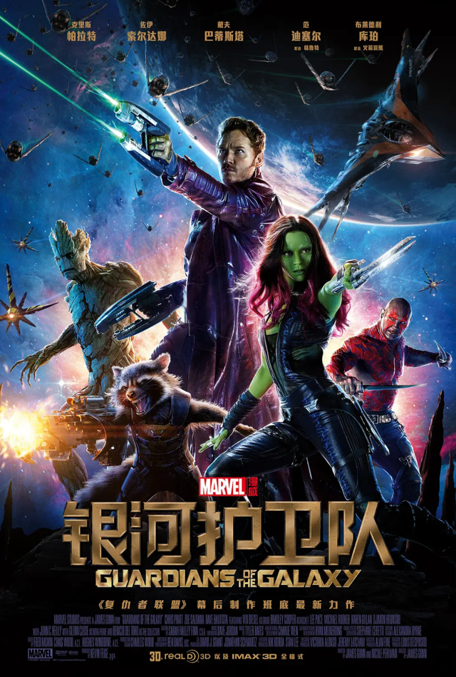 46岁浣熊布莱德利手托披萨出门，一字拖太抢眼，网友：老了也很帅