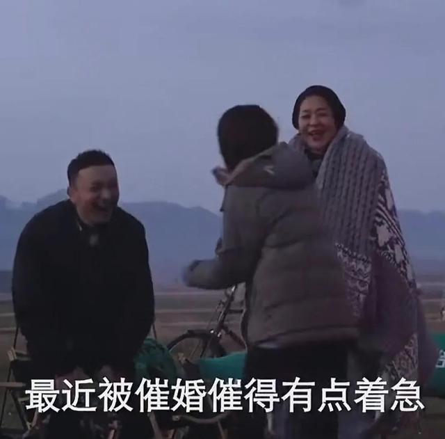 知名主持人王冠官宣喜讯，晒与老公牵手照，与唐嫣尼格买提是好友