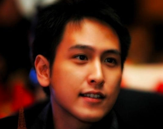 18岁当汤臣总裁:身价千亿颜值爆表,和王思聪有“天壤之别”