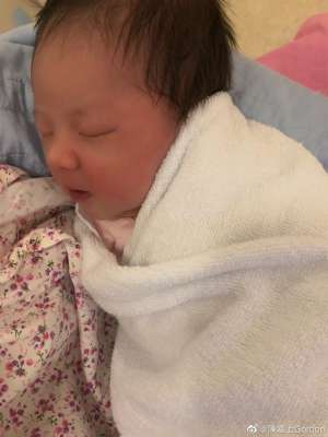 小男人周记(知名导演60岁得女，小30岁娇妻身材惹火，“父女恋”疑奉子成婚)