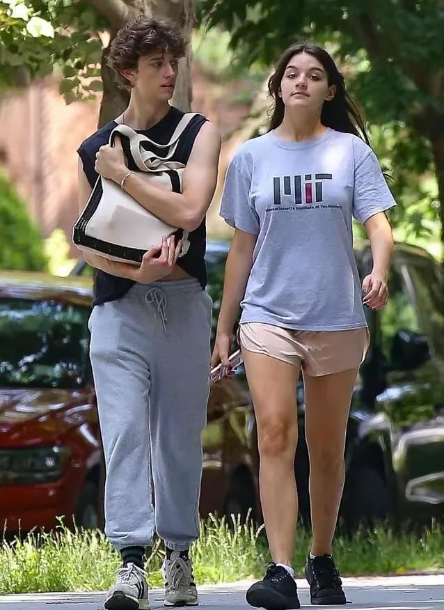 阿汤哥的女儿：18岁身高超过1.7米，长得越来越像母亲很漂亮